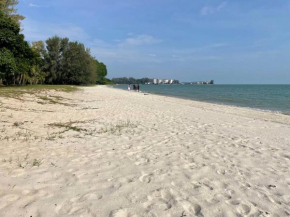 18pax GFloor 4R4B Dual-Key Doorstep To Beach, FREE BBQ Set, Wifi, 50